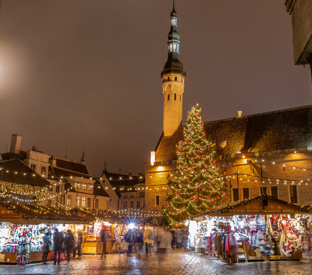 塔林市政厅广场的圣诞市场图片下载