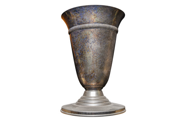 一个巨大的钢花瓶，被锈和彩色涂层覆盖，孤立在一个白色的背景与修剪路径。图片下载