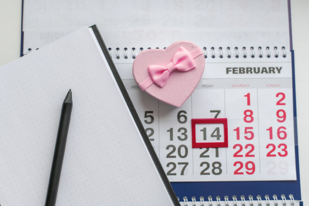 准备2月14日，计划表，日历，粉色礼盒图片下载