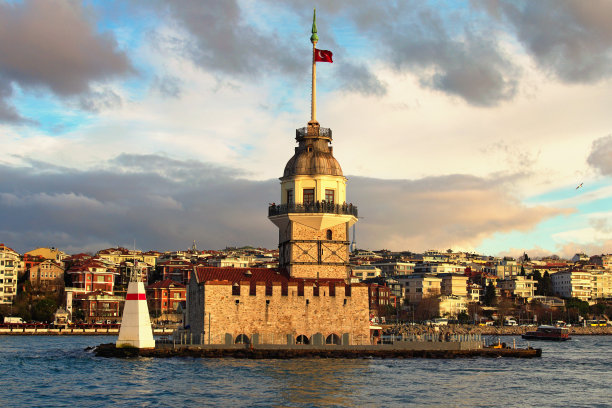 美丽的风景照片的古代少女塔(也称为利安德塔或利安德罗斯塔)。背景是Uskudar海岸。晴朗的冬日，土耳其伊斯坦布尔图片下载