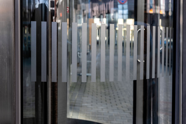 特写现代安全玻璃门碎片在公司商业大厦。——图片图片下载