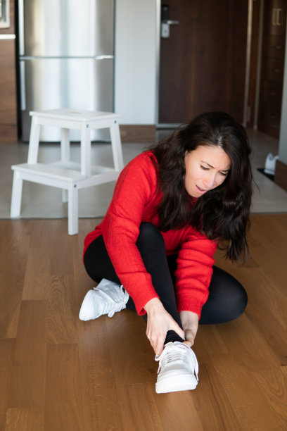 扭伤了她的脚踝图片下载