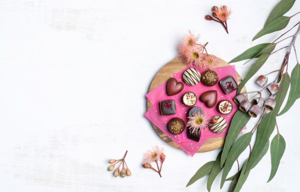 巧克力，爱情，桉树叶和口香糖。图片下载