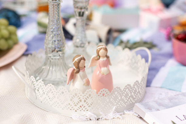 饰有天使翅膀的女孩图片下载