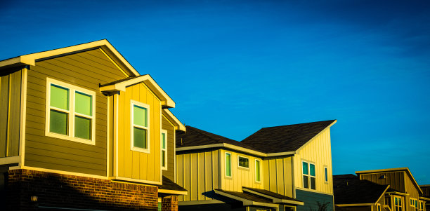 金色的阳光照射在新式房屋的正面图片下载