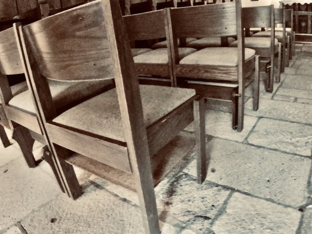 尘土飞扬的教室椅子图片下载