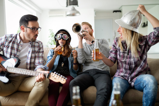 一群年轻的朋友在一起玩音乐乐队图片下载