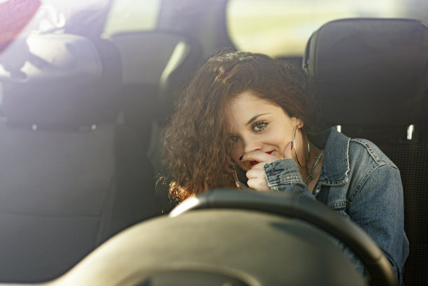 微笑的年轻司机图片下载