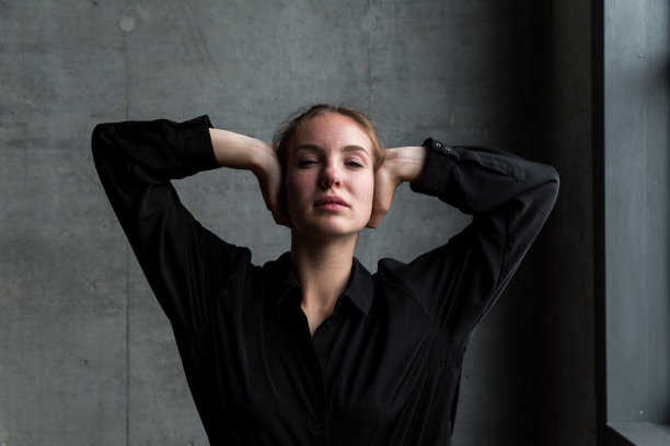 年轻的白人妇女用手捂住耳朵图片下载