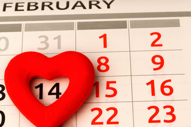 情人节：2月14日日历上的红色爱心特写横版照片图片下载