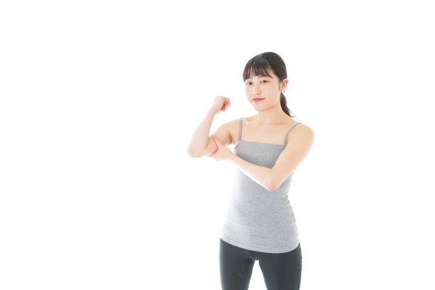 穿着运动服训练的年轻女子图片下载