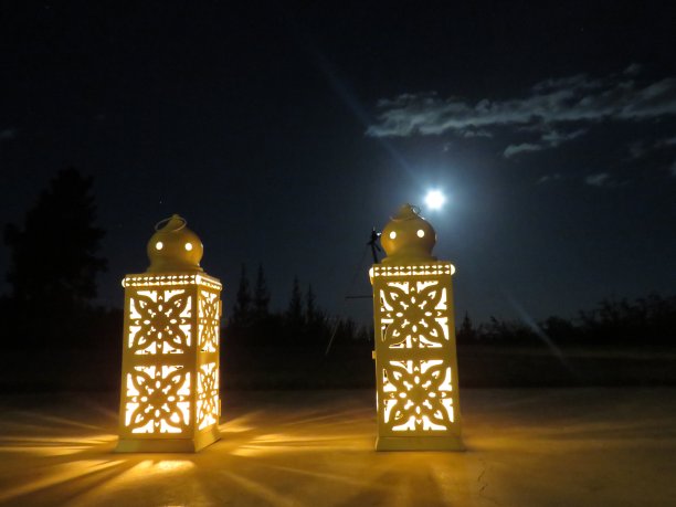 在晴朗的夜晚和满月时用望远镜看星星图片下载