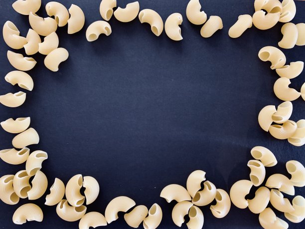 深色背景上的意大利面。食物框架。本空间图片下载