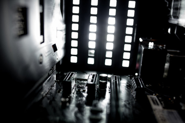 乌克兰基辅- 2019年8月17日:个人电脑电源主板、电缆、光盘、风扇内部。电脑服务。图片下载