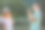 一对年轻的情侣在阳光明媚的夏日公园里拍下彼此的照片。图片下载