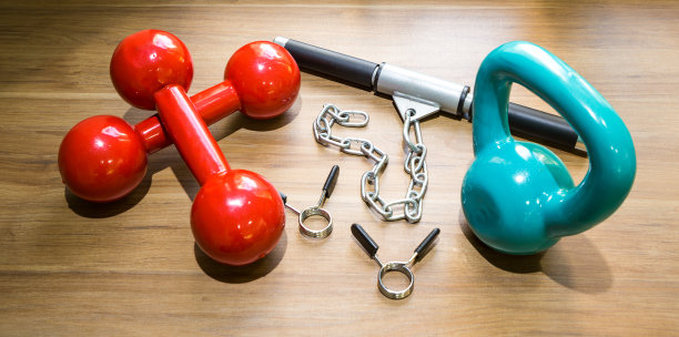 健身地板，配有哑铃，砝码和标签图片下载