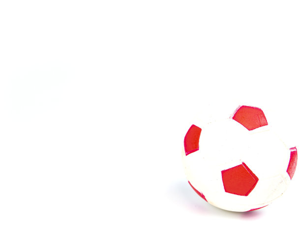 白色背景上的足球。图片下载