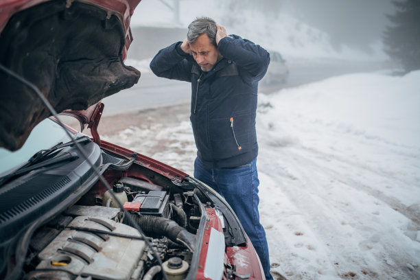 汽车在冬天的暴风雪中抛锚了图片下载