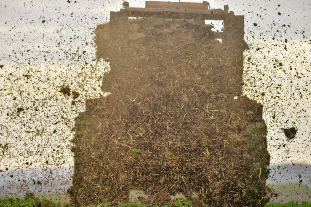 拖拉机和拖车用于在田地中施肥图片下载