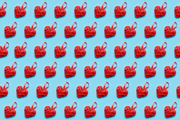 蓝色背景上的红色柳条心。无缝模式。情人节概念，俯视图图片下载