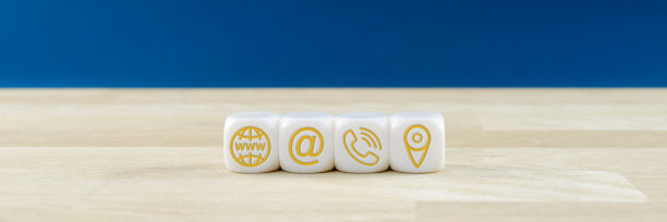 宽视野的客户服务形象与白色骰子上的黄金联系信息图标。图片下载