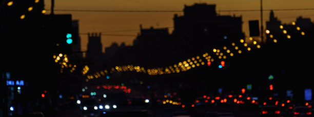 城市街道交通的散焦摄影。图片下载