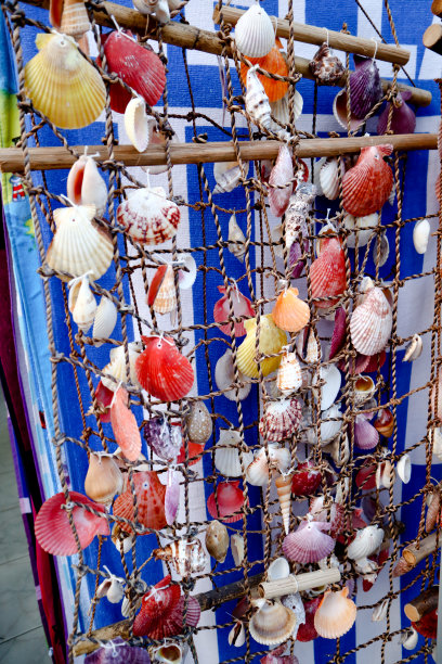 许多挂在街头市场上卖的彩色贝壳最后倒闭了图片下载