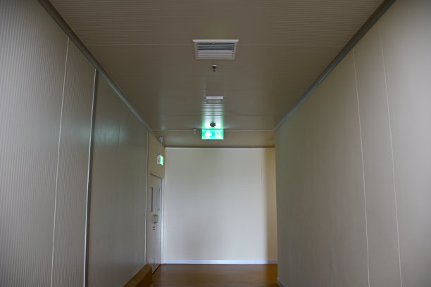 紧急消防出口标志指示逃生路线。图片下载