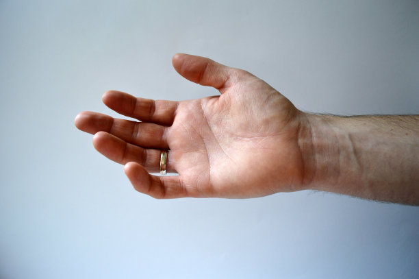 男性手与金戒指孤立在白色图片下载