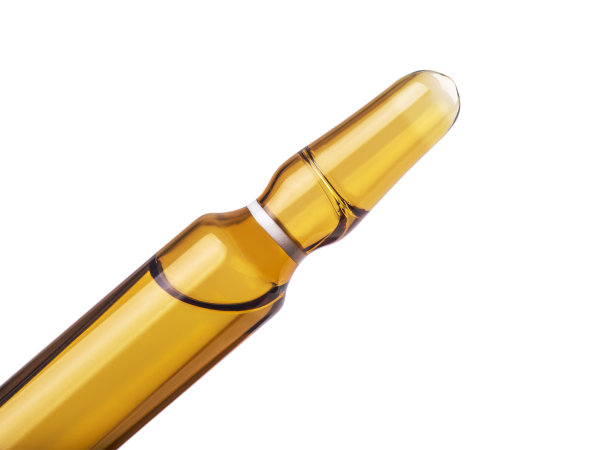 药物治疗。隔离白底注射用安瓿。图片下载