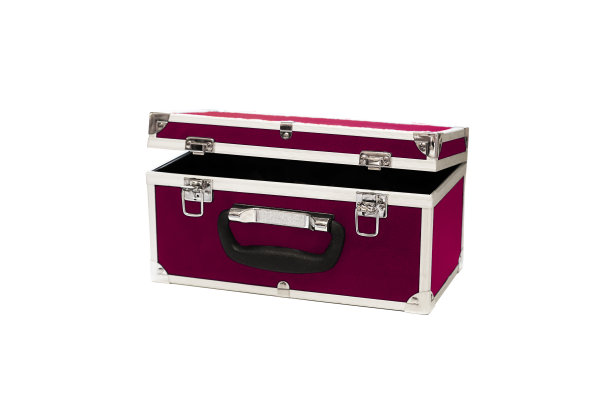 打开铝紫罗兰现代手提箱孤立在一个白色的背景。箱子，金属盒子，盒子，棺材素材图片