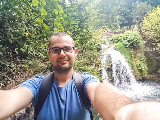 人们在瀑布边自拍图片下载