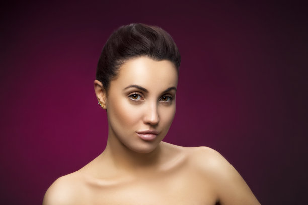 迷人的年轻美女模特，裸露的肩膀。图片下载