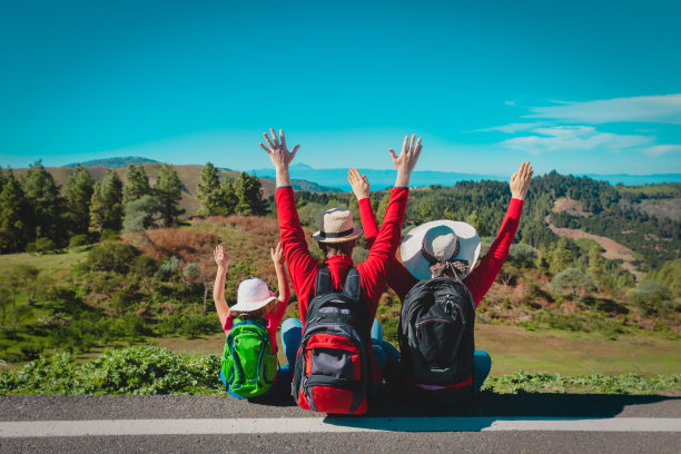快乐的一家：母亲、父亲和小女儿享受自然之旅图片下载