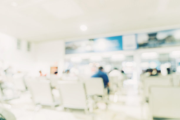 抽象模糊的背景，人们坐在和行走在医院。图片下载