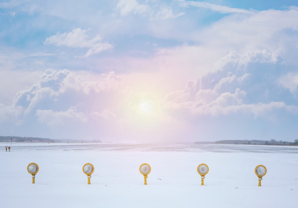 冬天的机场跑道在夕阳的照耀下图片下载