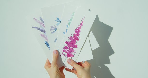 那位艺术家展示她的水彩画。图片下载