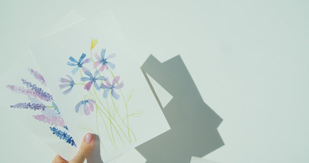 那位艺术家展示她的水彩画。图片下载