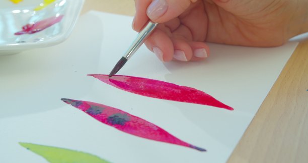 画水彩画的女艺术家。图片下载