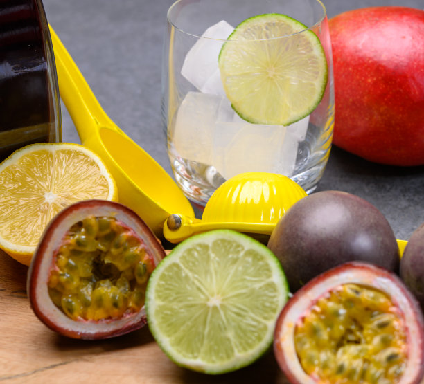 由法国热带水果制成的不含酒精的异国鸡尾酒图片下载