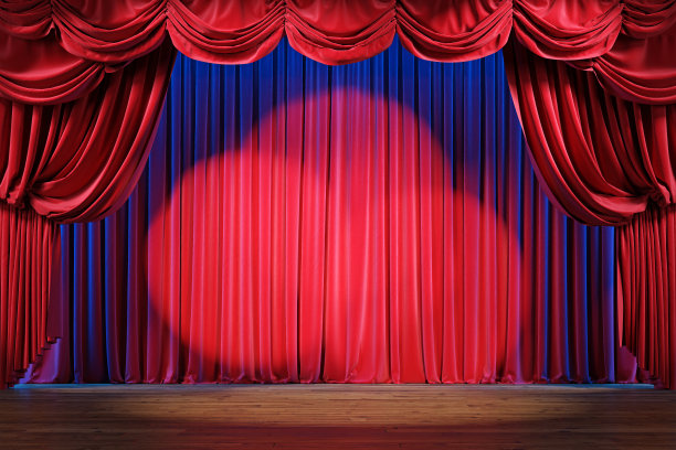 空荡荡的剧院舞台，红色天鹅绒窗帘和聚光灯。图片下载