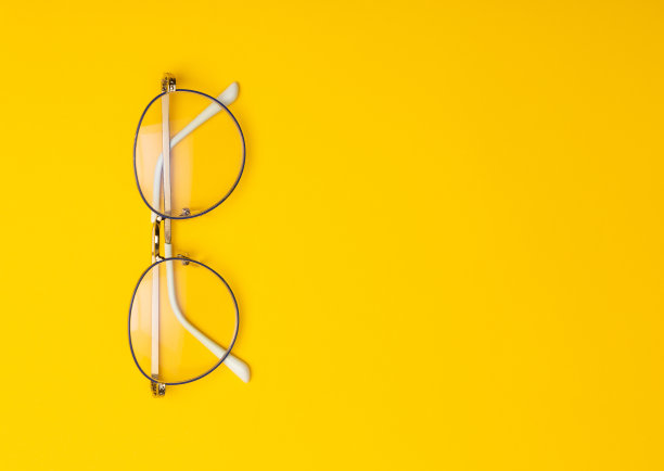 眼镜孤立在黄色背景与copyspace图片下载