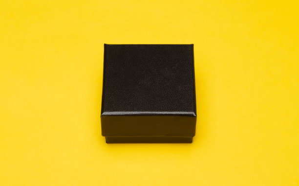 迷你黑盒产品包装隔离在黄色背景上图片下载