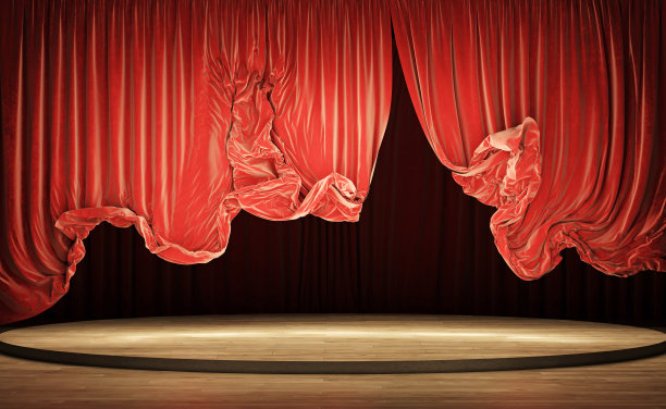 红色天鹅绒的舞台幕布在动。图片下载