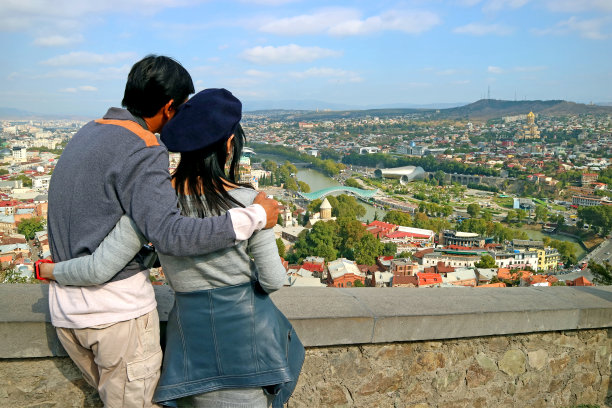 从格鲁吉亚纳里卡拉古城堡欣赏第比利斯令人惊叹的城市景观图片下载