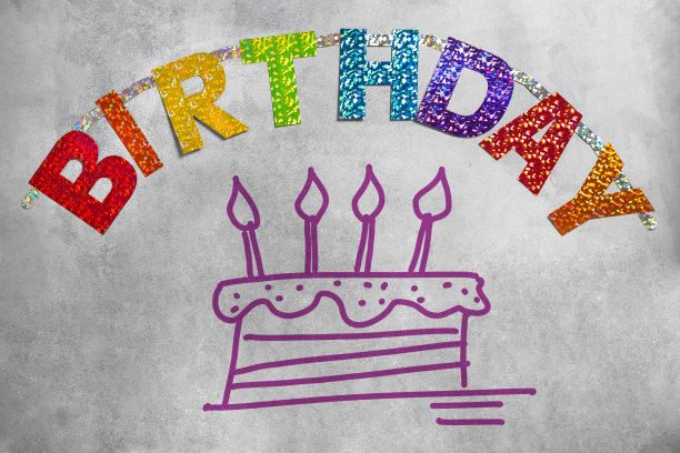 花环的旗帜字母与铭文生日和彩绘蛋糕与蜡烛在灰色的背景图片下载