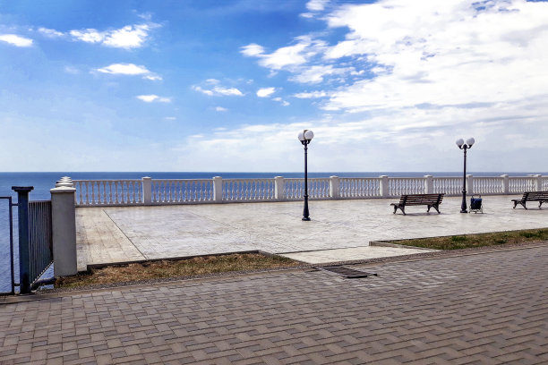 海堤上覆盖有路灯的石板。图片下载