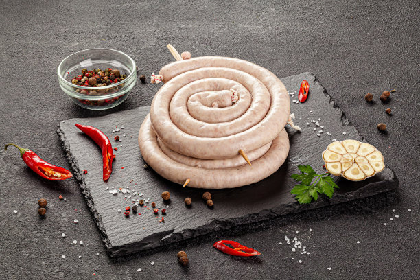 煮过的，熏过的产品，香肠鸡肉。香肠肉制品的灰色背景与香料。背景图像，复制空间文本图片下载