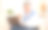 退休绅士在用笔记本电脑，坐在沙发上喝咖啡图片下载