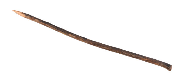 尖锐的棍棒，尖锐的木矛孤立在白色背景上图片下载